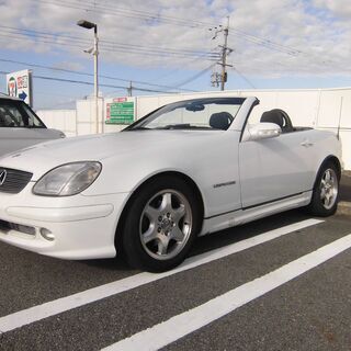 ツウシーターの二人乗りのオープンカーに成る車です。