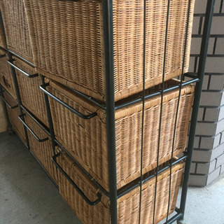籐の収納棚の画像