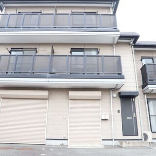 ③【貴重長泉町貸店舗】シプレC　１階店舗（ミニキッチン・バス付なので住むことも可能） 大人気の長泉町下土狩の物件です。大家直募集！下土狩駅徒歩圏内　駐車場有　即入居可能　小さな店舗を運営しながら同じフロアに住むことも出来ます。もしくは、店舗部分入り口も２つありますので、違うお店も開けます。使い方色々！！トイレを新品にしました。 - 駿東郡