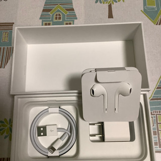 iPhoneの純正充電器とイヤホン