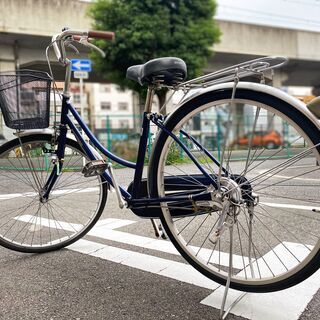 26インチ 自転車 ネイビー 鍵付き シティサイクル ママチャリ ★中古美品★ 本体 カゴ付き カギ付き 荷台付き 26インチ 自転車 (ブルー) 鍵付き シティサイクル ママチャリ ★中古美品★ 本体 カゴ付き カギ付き 荷台付き 防犯登録ガード もちアリ ♪( ´θ｀)　パンクなどはありません そのまま乗って帰れます (*ﾟ∀ﾟ*) ♪　通勤 / 通学 はもちろん お買い物用や普段のアシに！ 幅広いシーンで活躍するシンプル自転車 ٩( 'ω' )و カスタムして楽しむもよし(°▽°)　の画像