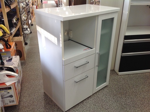 白色とすりガラスが特徴のキッチンボード