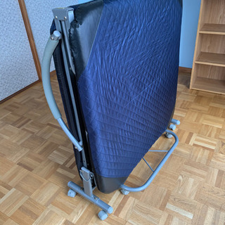 折りたたみベッドの画像