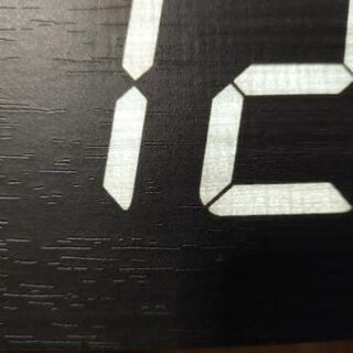 【無料！】木目調のシンプルな置時計・ブラック（アラーム機能なし）の画像