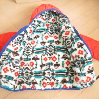 裏地がとても暖かい　赤のフードコート　サイズがありませんが　おそらく１００ｃｍ前後までの画像