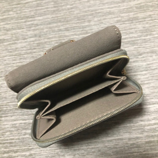 片手に収まる財布の画像