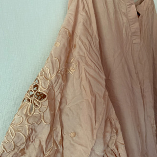 ナノ ユニバース ブラウス トップス シャツ 刺繍 Vネックの画像