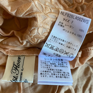 ナノ ユニバース ブラウス トップス シャツ 刺繍 Vネックの画像