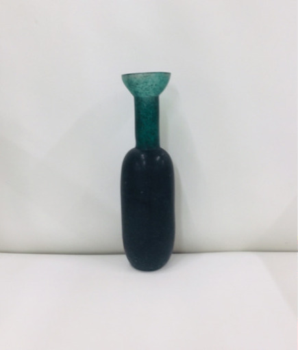 緑色のガラスの花びん
