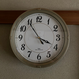 夜光る掛け時計の画像