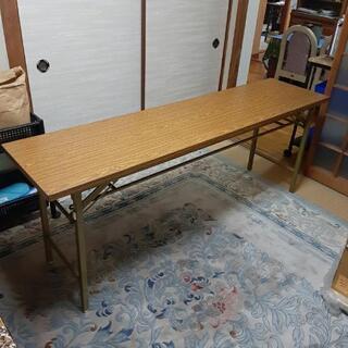 長いテーブル　キレイですの画像