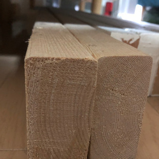 2×4木材　無塗装とオフホワイト塗装済みのもの