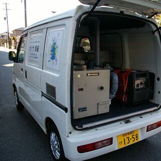 海や山や川などに散骨する前に遺骨を粉骨しなければならない。ガイヤ楽庵の何時でも、何処でもご指定の場所に移動式粉骨車、出張サービスの画像
