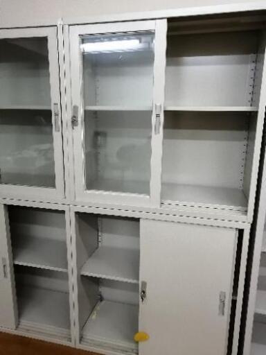 【残り、ガラス扉2個のみ】書庫　全部で4セットあります。鍵付き　キャビネット
