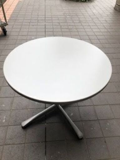 スチール製の丸いテーブル(ご希望でしたら、椅子も無料でつけられます）