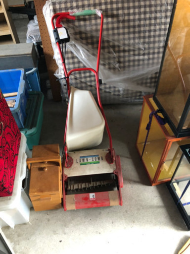 芝刈り機？　農具？　草刈り