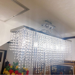 ゴージャスな シャンデリアです。デザインがとてもステキです。