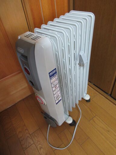 世田谷区近辺配送可能　正規品 正常作動品 デロンギ DeLonghi オイルヒーター H770812EFS 3~8畳用 フィン8枚