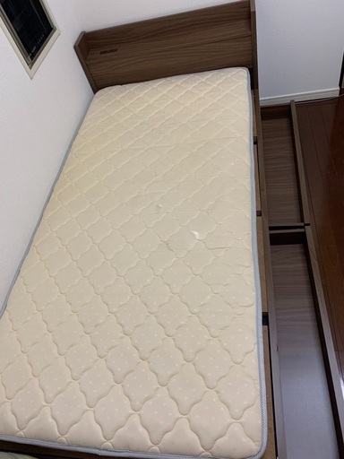 シングルベッド　収納•ヘッドボード•コンセント付き
