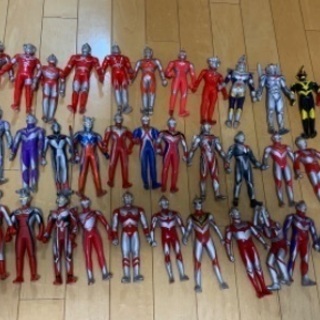 ウルトラマン人形など多数の画像