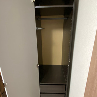 【IKEA】全身が見えるミラー扉付き収納棚の画像