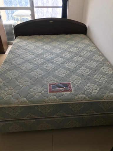 シモンズダブルベッド　マットレス二枚　フレーム付き