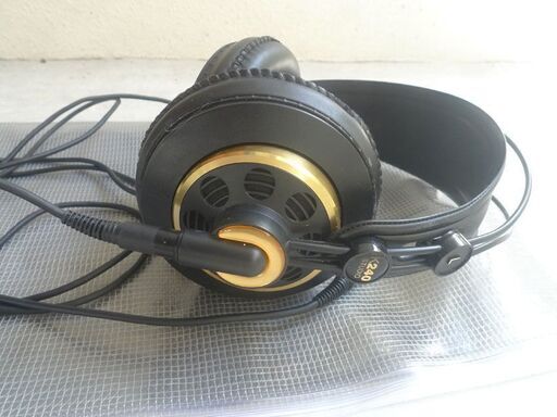ヘッドホン　AKG　K２４０　新同品
