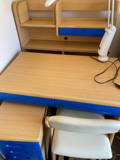 綺麗な学習机、椅子、ライト、棚