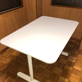 ホワイトデスク（IKEA）の画像