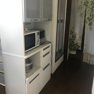収納たくさん食器棚の画像