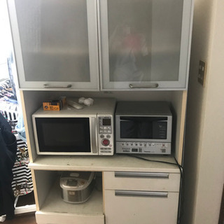 収納たくさん食器棚