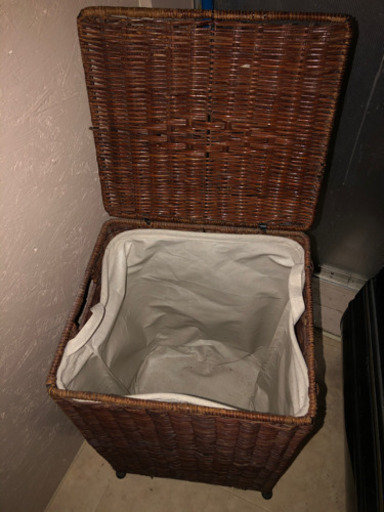 洗濯物など入れるカゴ