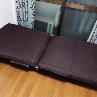 折りたたみ式ベッドの画像