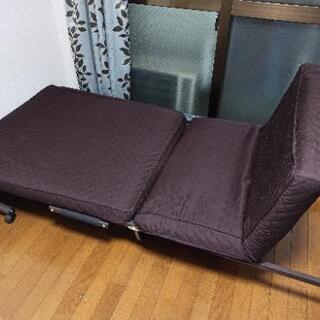 折りたたみ式ベッドの画像