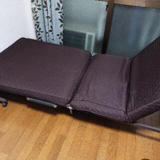 折りたたみ式ベッドの画像