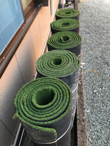 人工芝（中古）1m×4m 芝丈13mm 5本あります