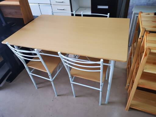 4人掛けのダイニングセットです