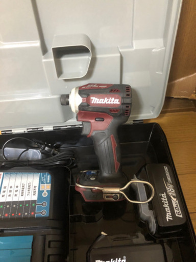 マキタ18v限定色です。