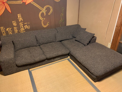 《値下げます》オットマン・クッション付、脚も伸ばせるソファ