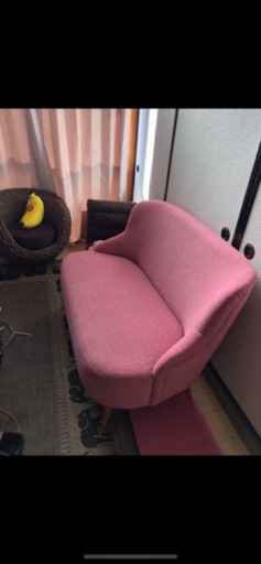unicoピンクのソファ