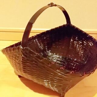 漆塗りのかご