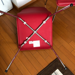 値下げ中　真っ赤なダイニングチェア　ニトリの画像