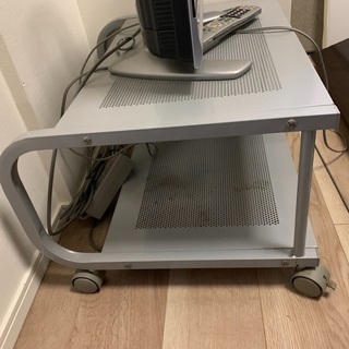 テレビ、リモコン、テレビ台の画像