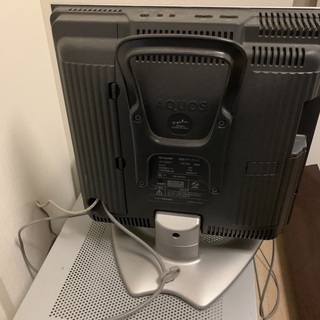 テレビ、リモコン、テレビ台の画像