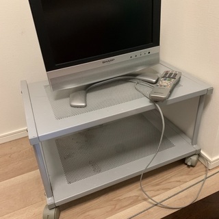 テレビ、リモコン、テレビ台の画像