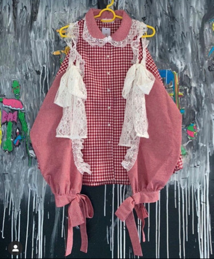 絶滅危惧種 かむばかり 切開シャツ 赤 オフショル ぜつきぐ 新品未使用品