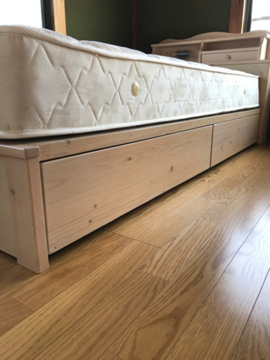 値下げしました！美品！シングルベッド、収納付き