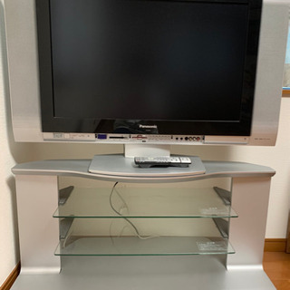 32型のテレビ　台付き