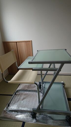 パソコンデスクとイタリア製のイス