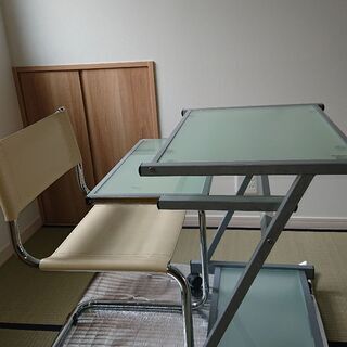 パソコンデスクとイタリア製のイス